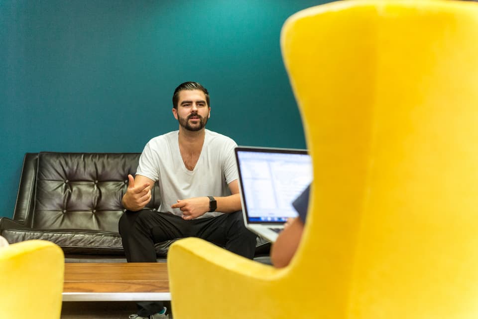 Man-Meeting Laptop
